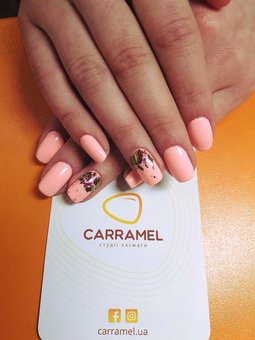 Gel-varnish coating of nails in the Carramel tanning studio in Kiev. Sign up for a discount.