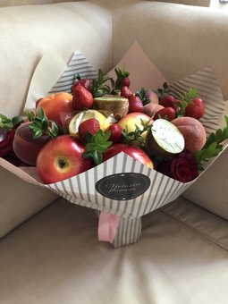 Fruit bouquet "Fruits & Flowers Market" in Dnipro with a discount.
