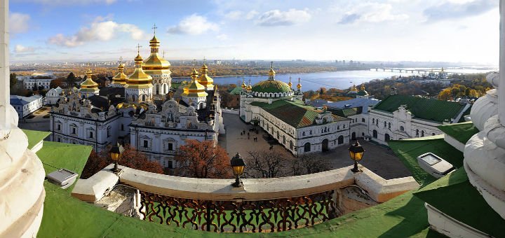 Вид на Национальный историко-культурный киево-печерский заповедник в Киеве. Посетите экскурсию по акции.