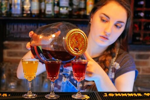 Алкогольные коктейли в «Кнайпе bierkeller» в Мариуполе. Бронируйте со скидкой