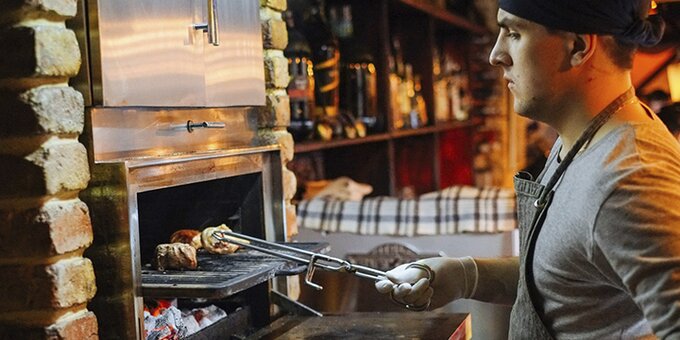 Акция на мясо в «Кнайпе bierkeller» в Мариуполе. Бронируйте со скидкой