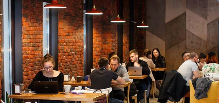 Зал кав'ярні «Pan Cake» у Вінниці. Замовляйте десерти і напої по акції.