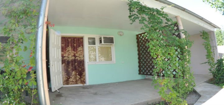 Терраса домика на базе отдыха «Марина» в Приморске. Бронируйте номера по акции.