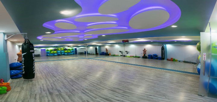 Зал для йоги і аеробіки у фітнес-клубі «Скайфіт» в Одесі. Купуйте абонементи на групові заняття по акції.