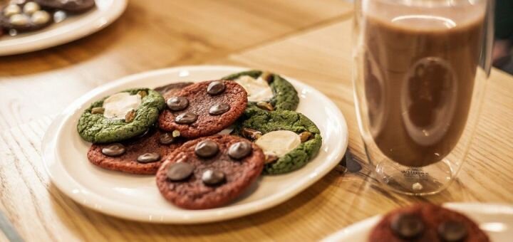 Discount on coffee and desserts at milk and cookies