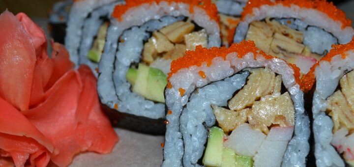 Discount on food with delivery from sushi max