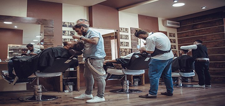 Майстри за роботою в «Barberking»