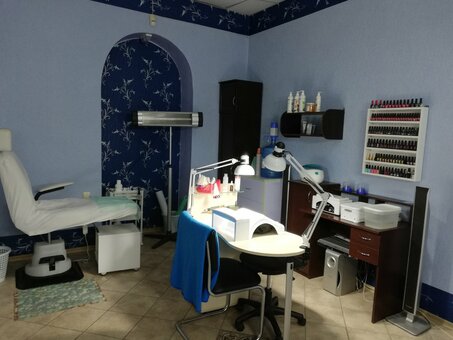 Manicure office &quot;maistrina&quot; in kherson. sign up for a manicure for the promotion.