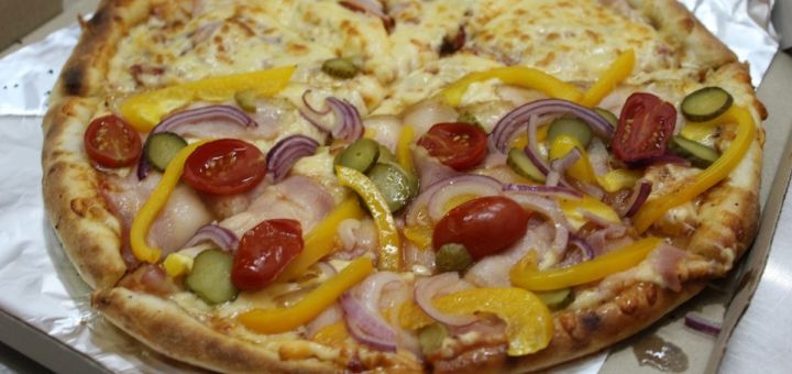 Discount pizza at Becon`s Pizza