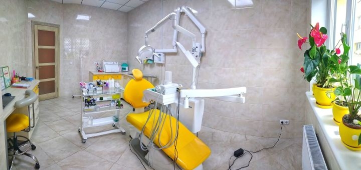 Ultrasonic cleaning, Airflow and polishing of teeth in dentistry "Dental House"