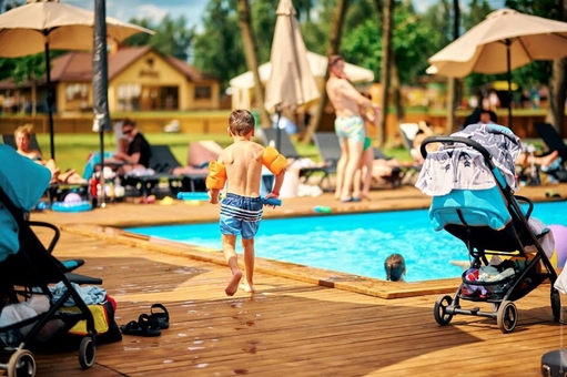 Yasnogorodka Family Ecopark. Relaxing by the pool