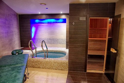 Steam room with a swimming pool in the bath complex "Aroma Sauna" in Kiev. Sign up for spa treatments for a promotion.