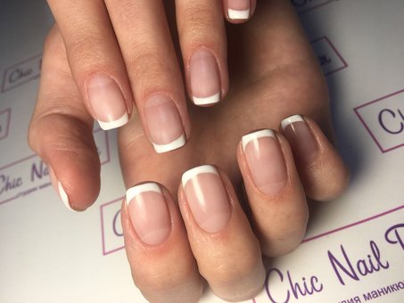 Наращивание ногтей френч в салоне маникюра и педикюра «Chic Nail Bar» на Печерске в Киеве. Записывайтесь на покрытие шеллак по акции.