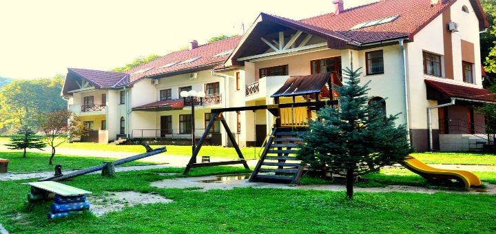 Дитячий майданчик на території комплексу «Сонячна Поляна» на Закарпатті. Замовляйте номери зі знижкою.