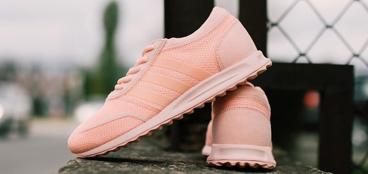 Кроссовки от интернет-магазина «Sneaker». Заказать по акции