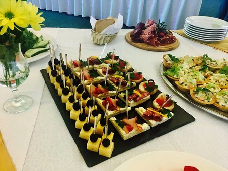 Блюда украинской кухни в ресторане «Хата Рыбака» в Киеве. Забронировать столик со скидкой