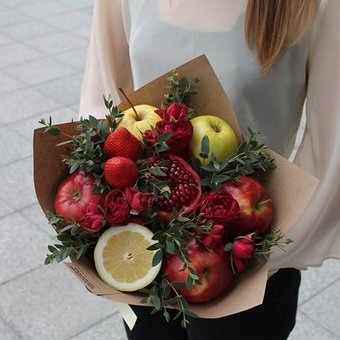 Fruit bouquet "Fruits and Flowers Market" with delivery in Dnipro. Order at a discount.