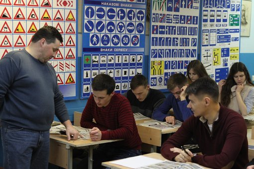 Автошкола «Константа ГС» на Житомирской в Киеве. Записывайтесь на уроки вождения по скидке.