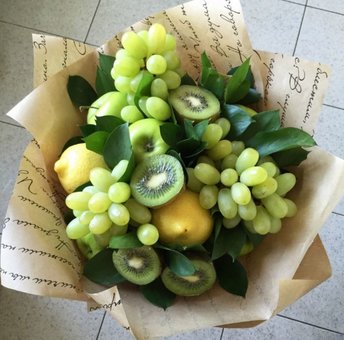 A bouquet of kiwi and grapes in the Fruits & Flowers Market boutique in Dnipro. Order at a discount.