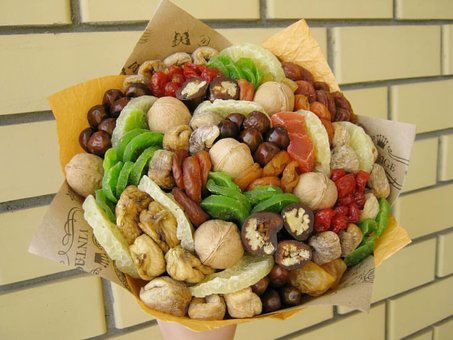 A bouquet of grapes in the Fruits & Flowers Market boutique in Dnipro. Order by promotion.